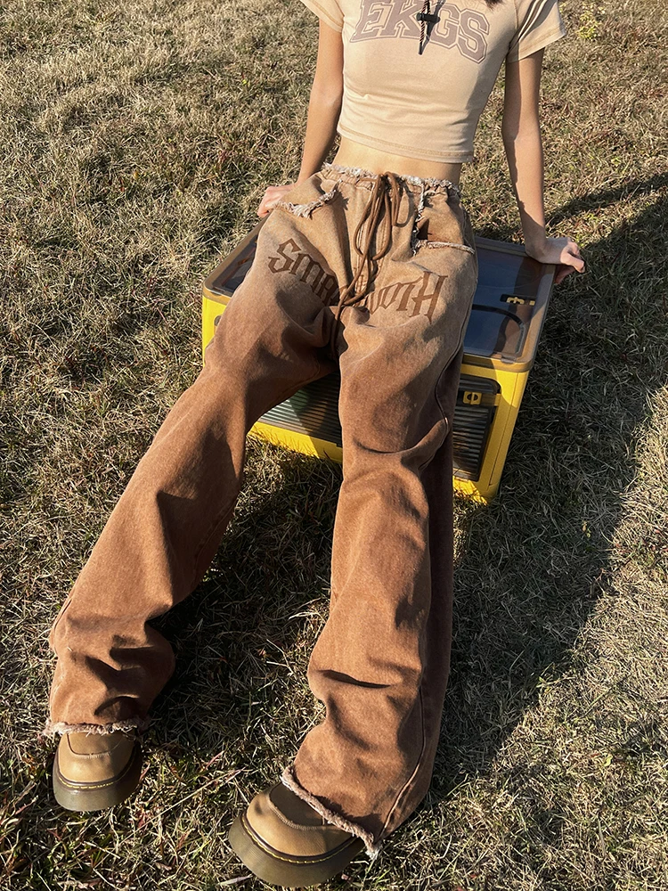 Рисунок 4 - Прямые женские джинсы в стиле ретро с потертостями