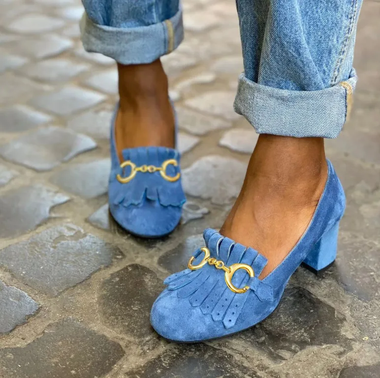 Розовые туфли-лодочки с бахромой и металлической пряжкой замшевые туфли круглым