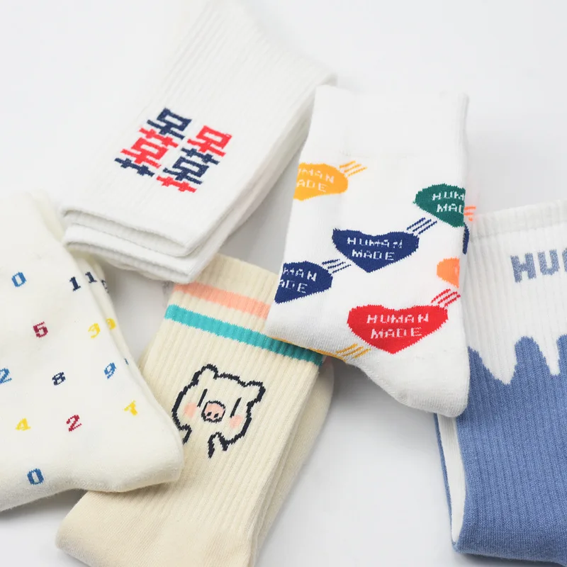 

Симпатичные носки с мультипликационным буквенно-цифровым принтом для спорта и отдыха Корейская версия любви хлопковые носки для женщин