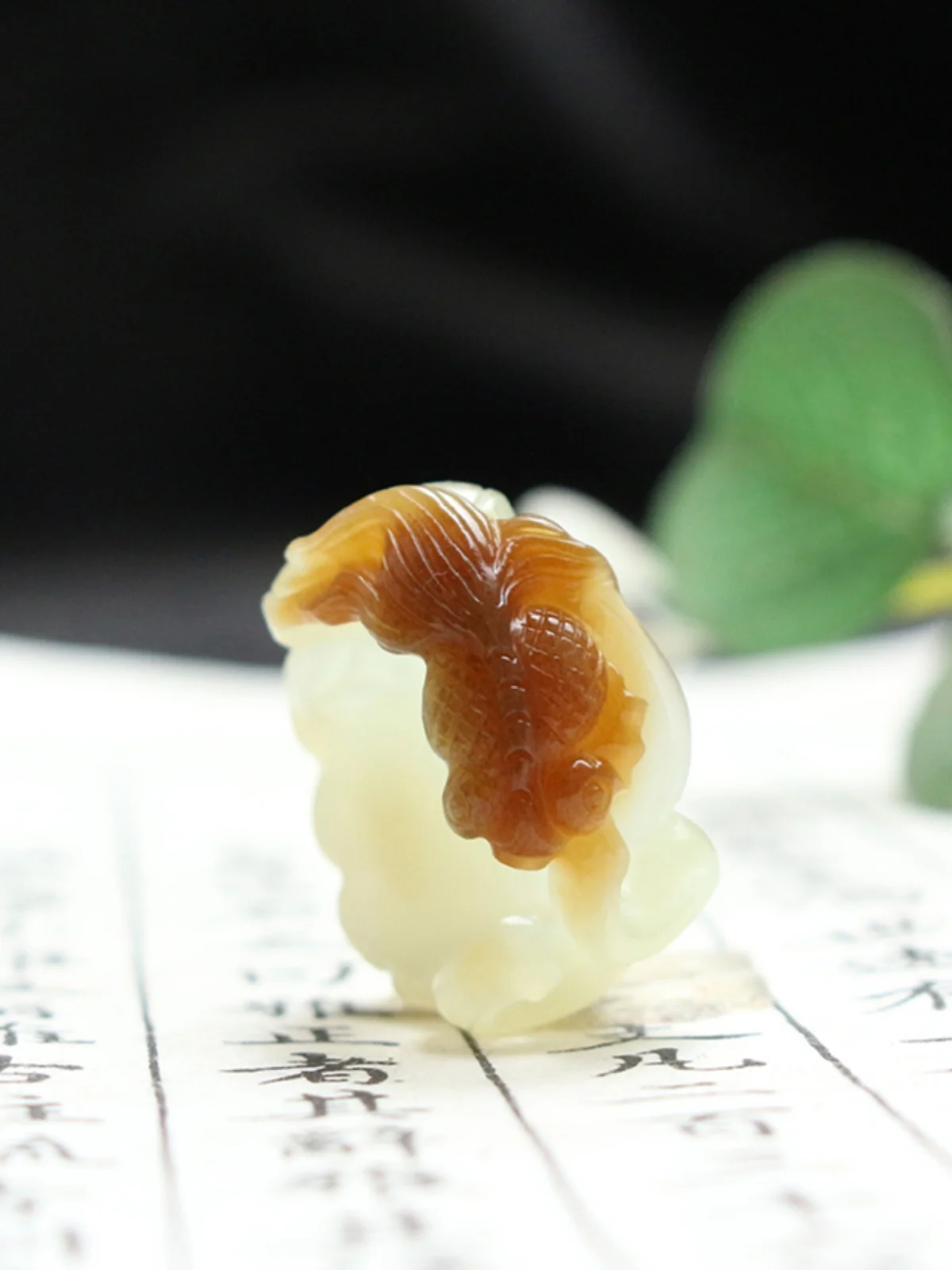 Золотое кольцо с нефритовой рыбкой в виде рыбы