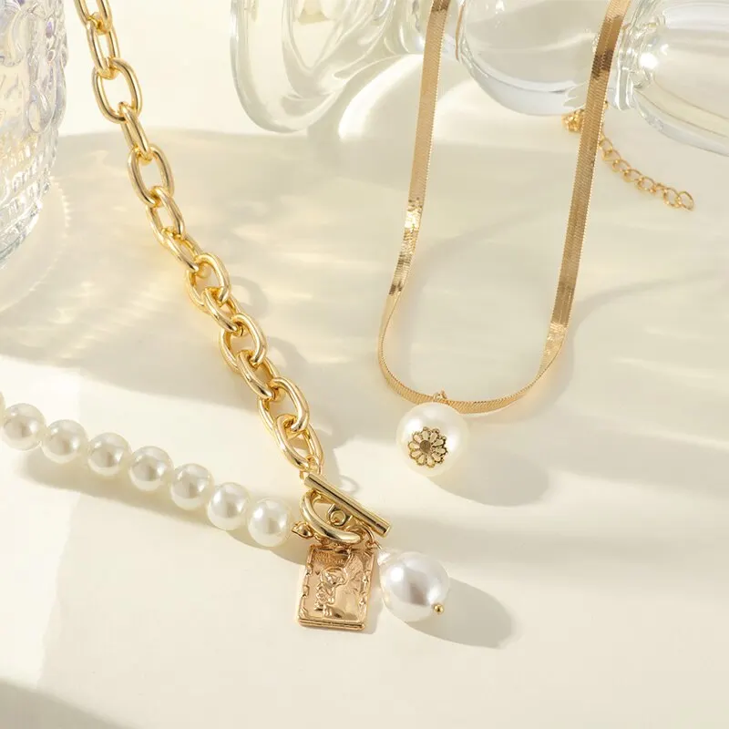 

Women's Simple and Fashionable Copper Snake Chain Baroque Pearl Portrait Square Pendant Jewelry Two Piece Set Gold Necklace