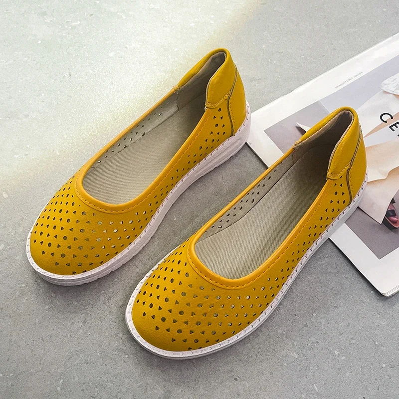 Женские туфли на плоской подошве с круглым носком