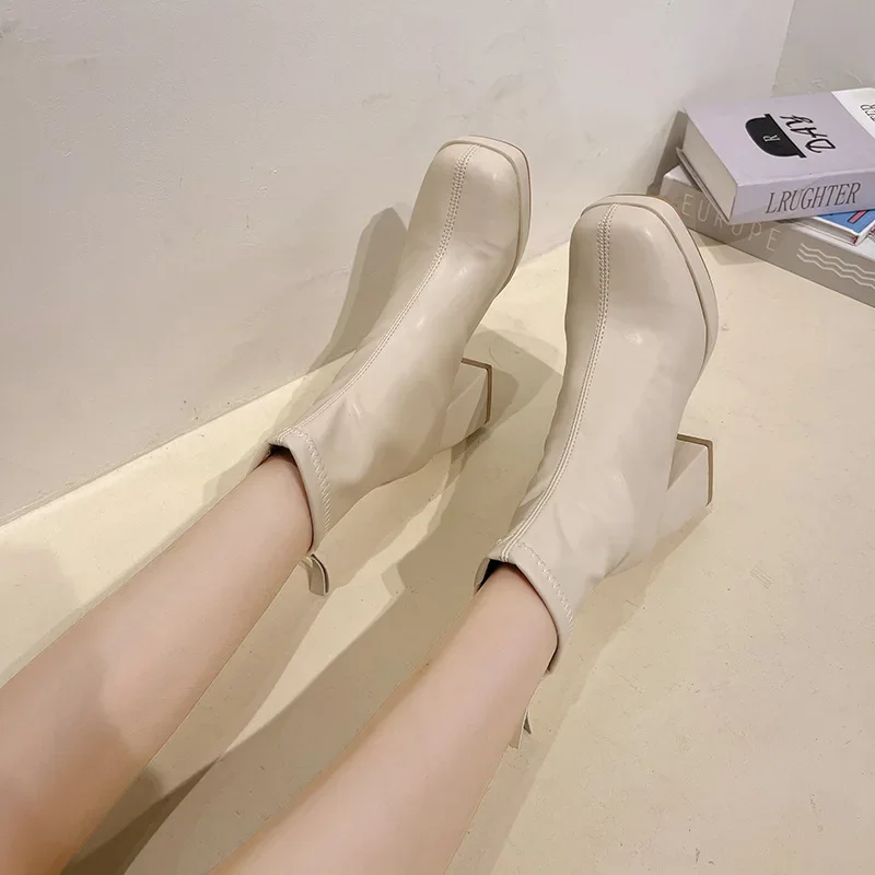 Короткие ботинки Chelsi женские белые на высоком каблуке до щиколотки осень/зима 2023