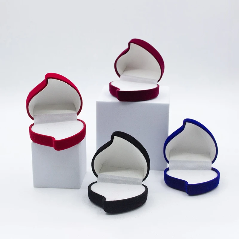 Бархатная шкатулка для колец в форме сердца