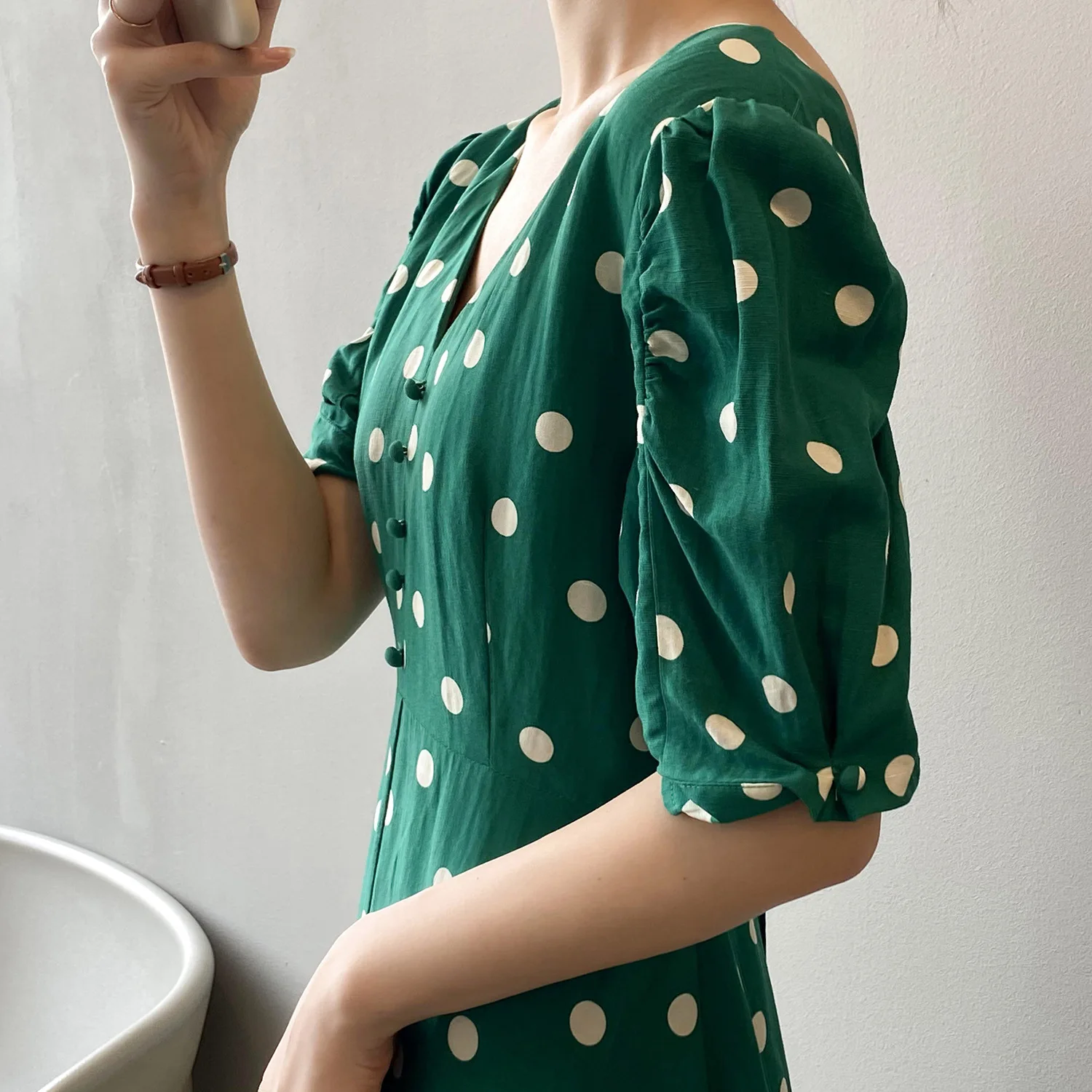 Платье женское льняное в горошек пикантное тонкое клубничное с V-образным