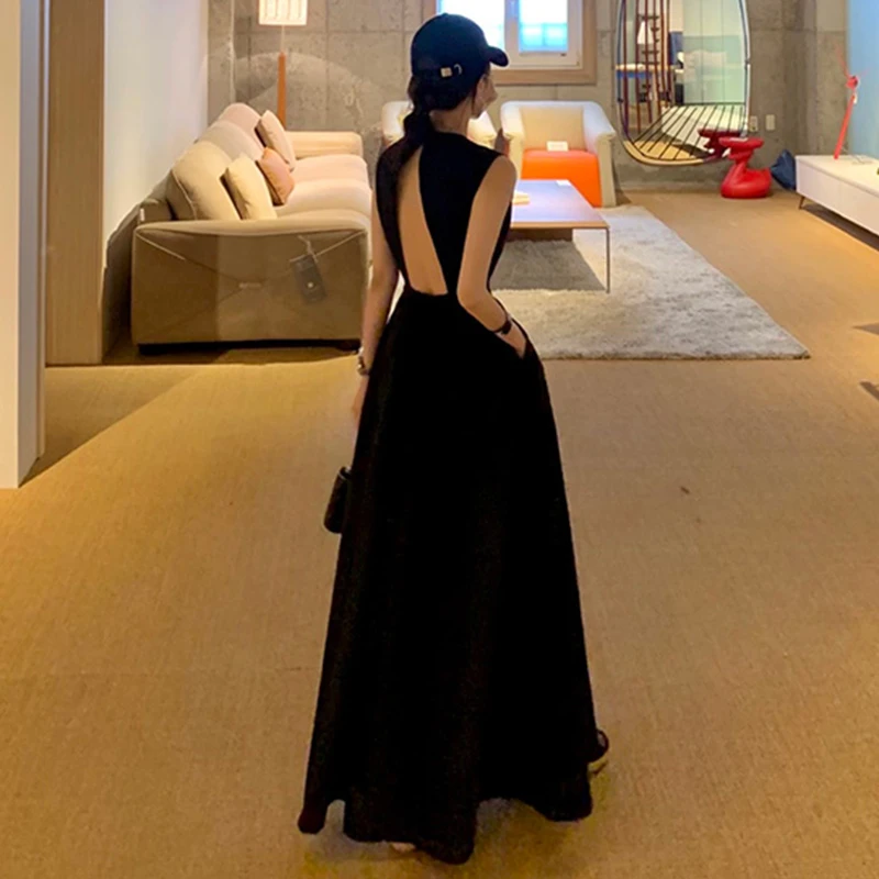 Женское платье-майка средней длины белое платье с открытой спиной и карманами на