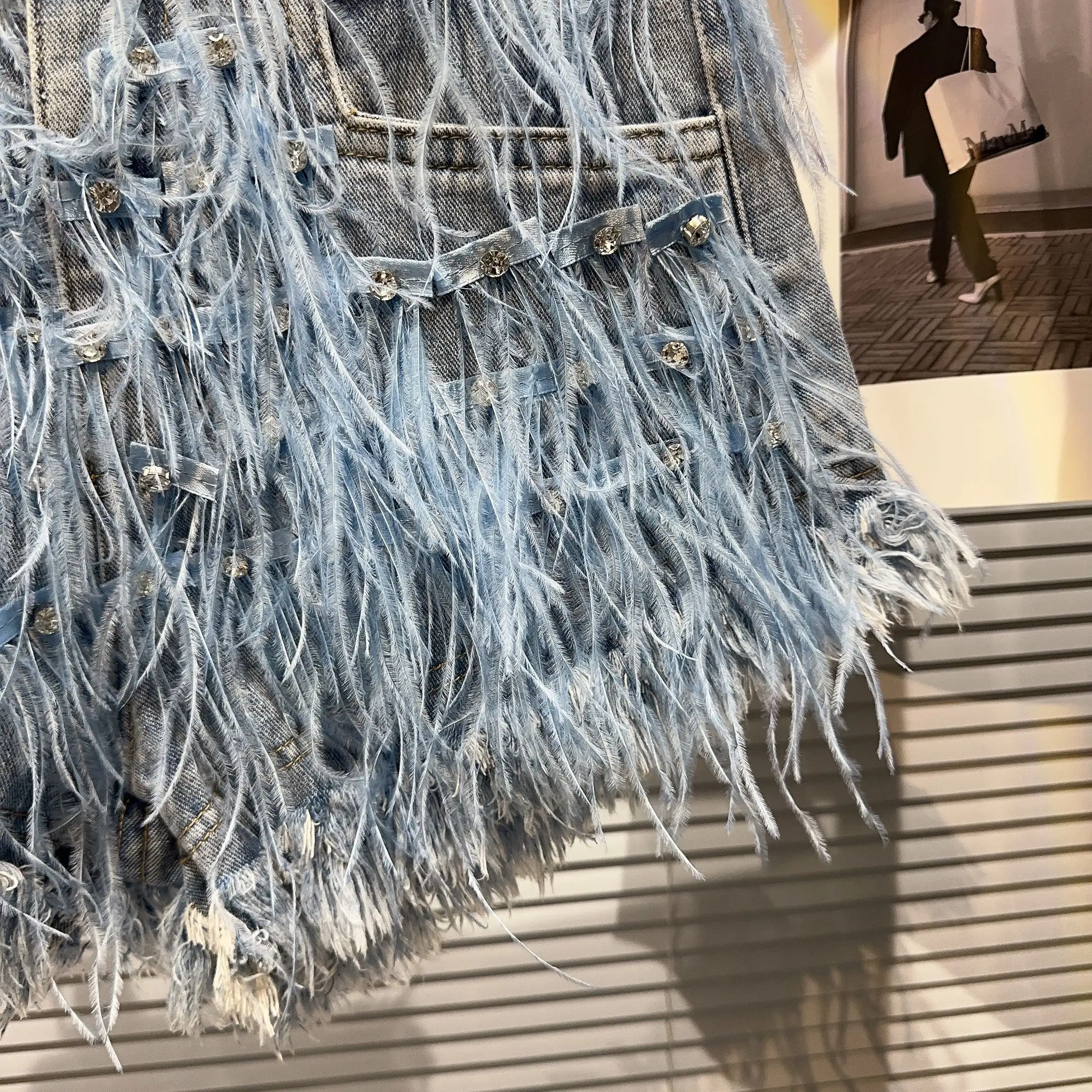 Fashionable Street Style Feather Rhinestone Beaded Washed Three-Point Denim Shorts Women 2023 Summer New Hot Pants for Hot Girls