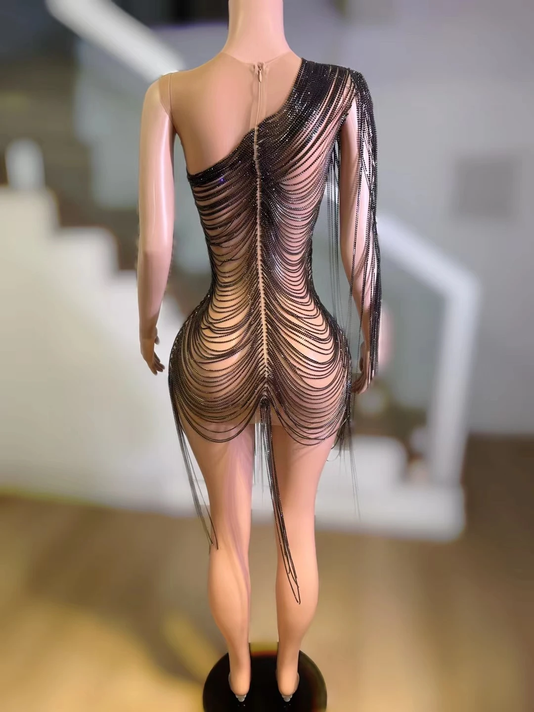 Роскошное вечернее платье с цепочками и кристаллами для празднования дня