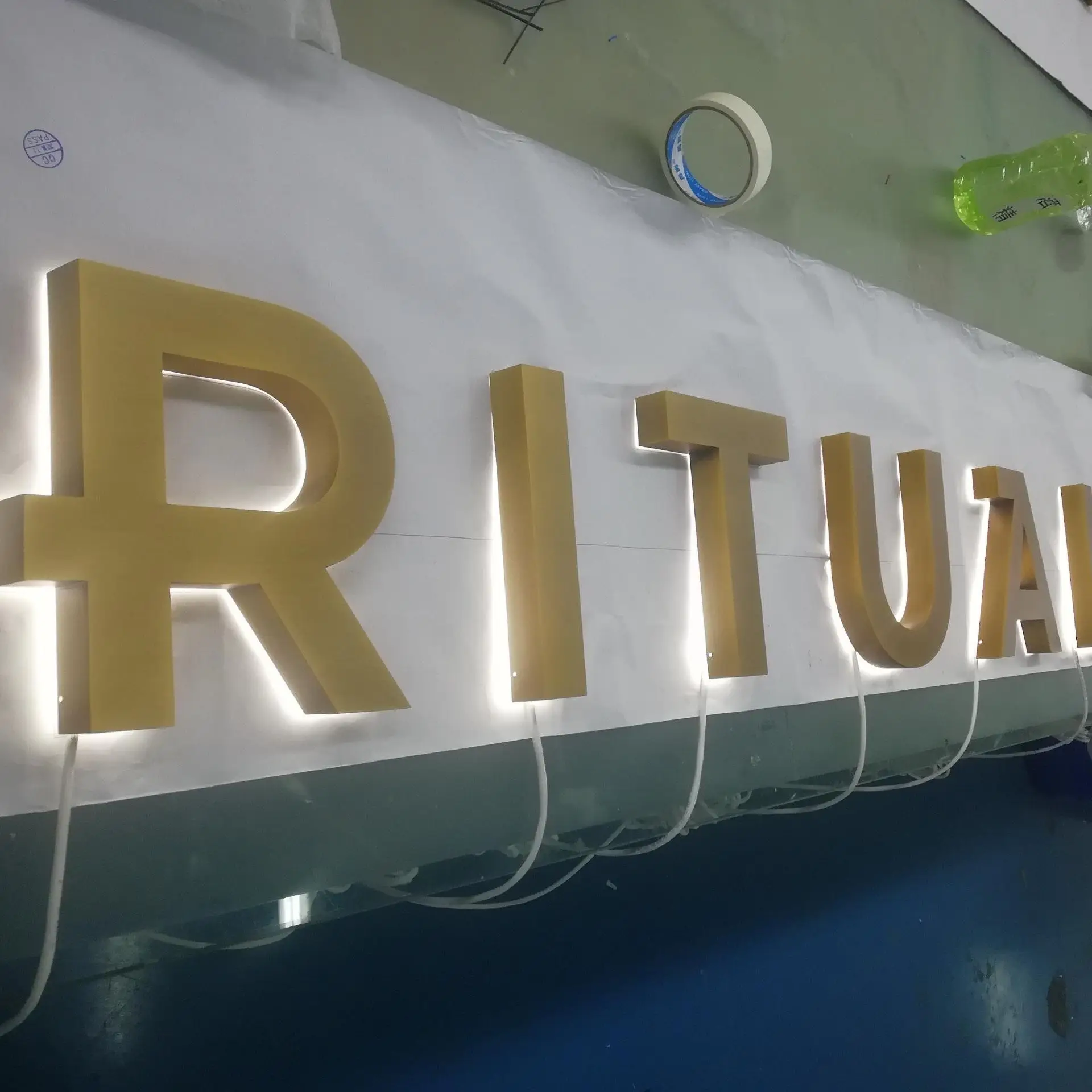 Недорогая светодиодная 3d Водонепроницаемая металлическая буквенная Вывеска на