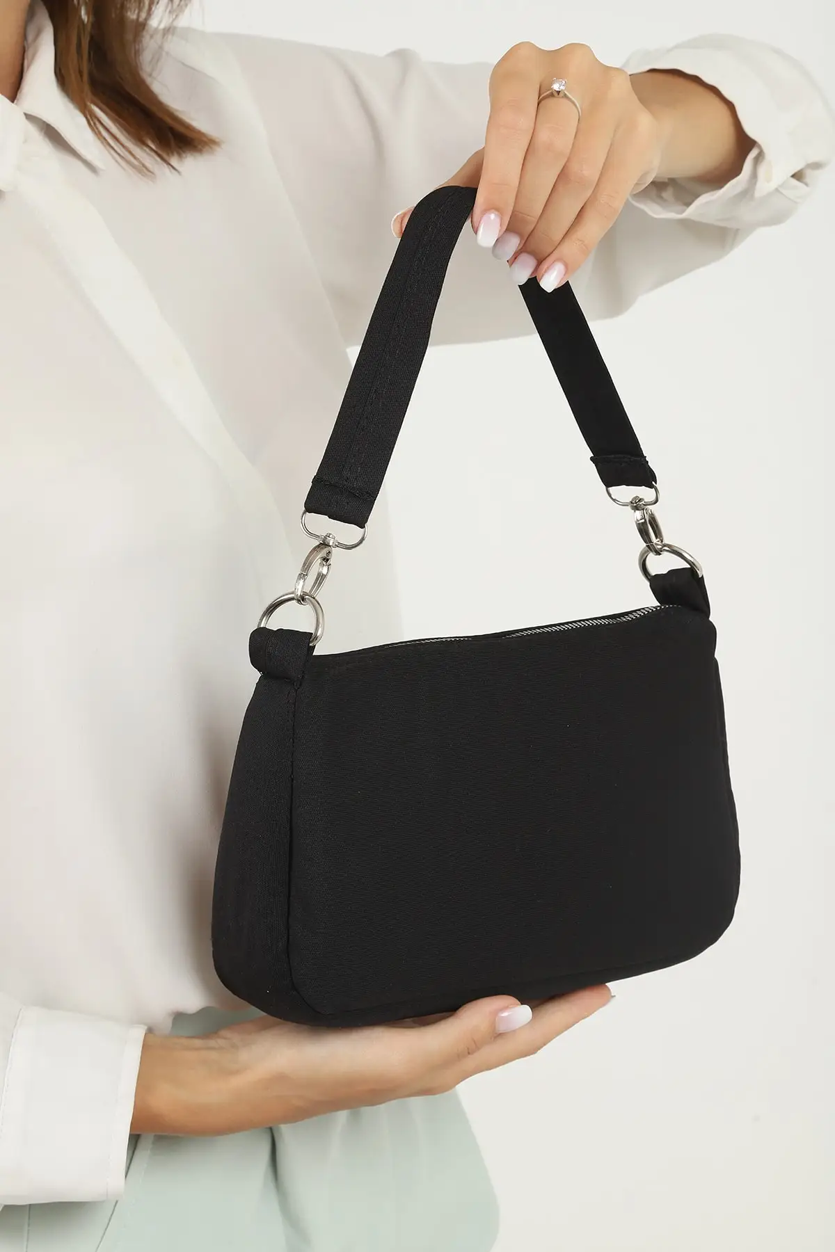 

U16 black hand and shoulder bag U:15cm E:25 Cm S225-00056