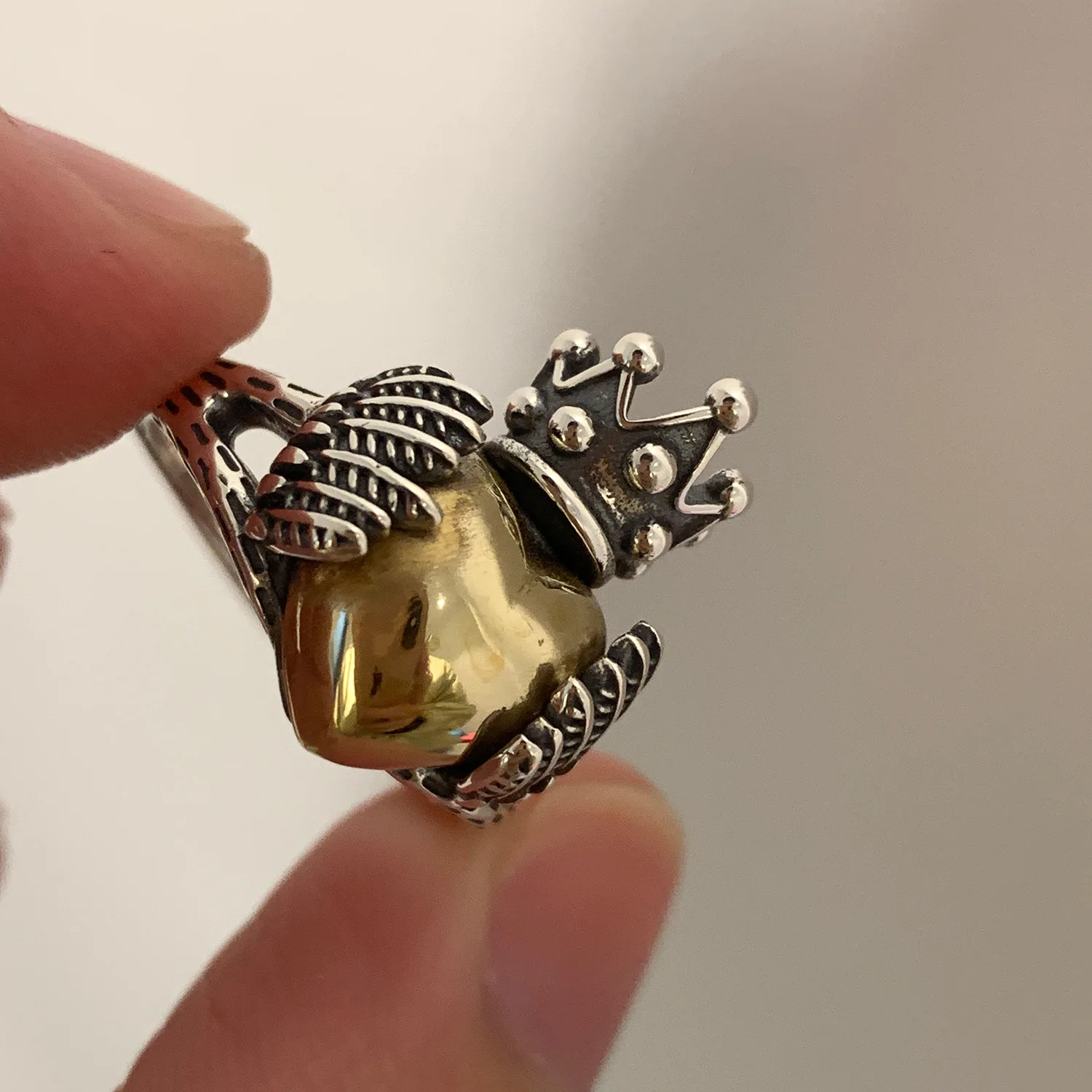 

Женское украшение в виде ангельских крыльев