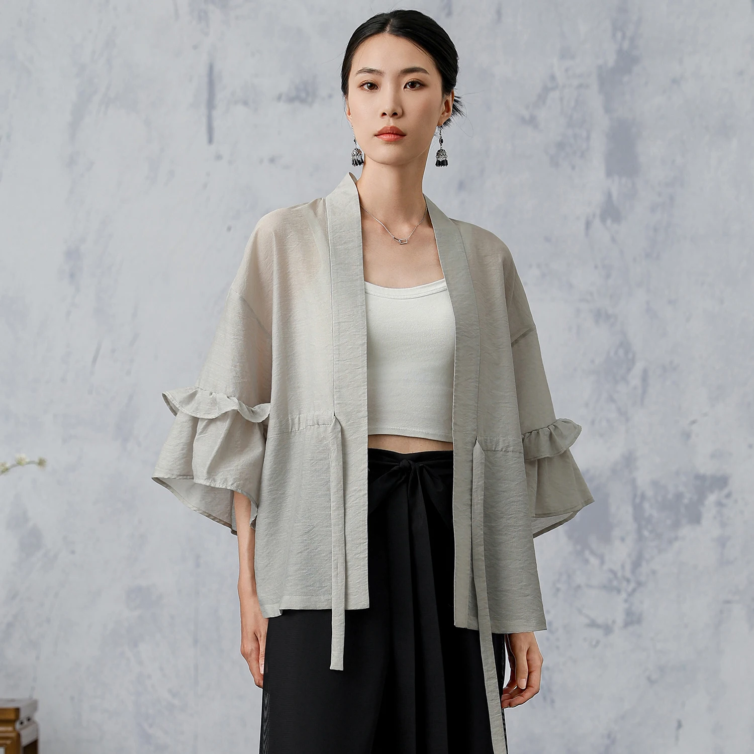 Оригинальная ранняя весна пригородная блузка с рюшами на рукавах высокое