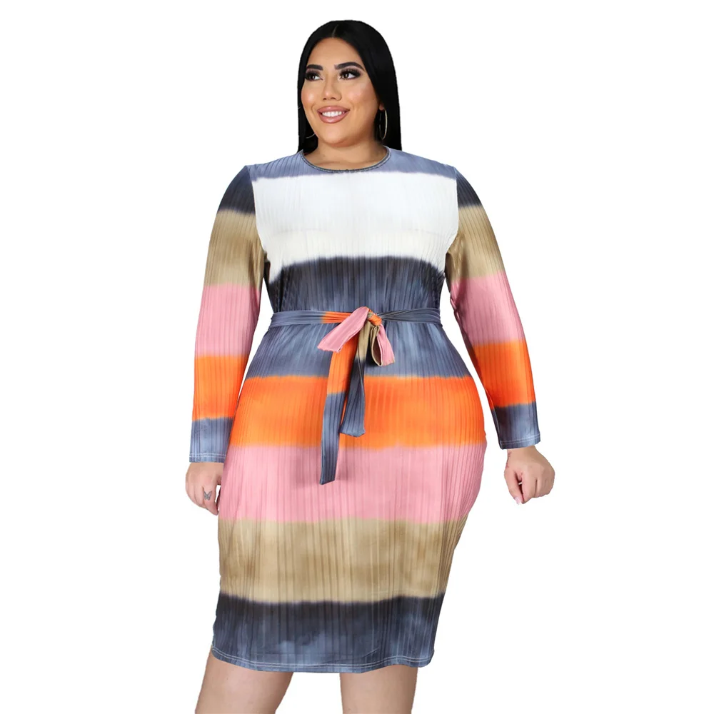 

Женское платье с длинным рукавом, круглым вырезом и поясом