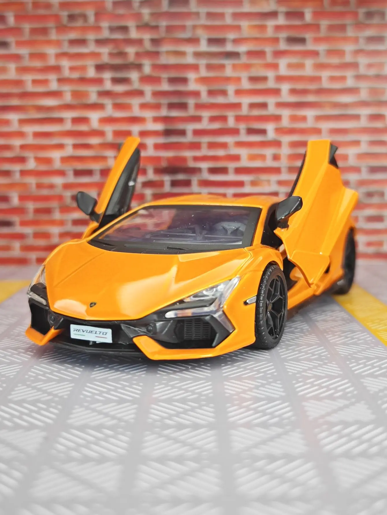Фото Модель автомобиля Lamborghini Revuelto из сплава металлов в масштабе 1:32 с открывающимися дверями, имитацией звуковых и световых эффектов, богатой детализацией. №5
