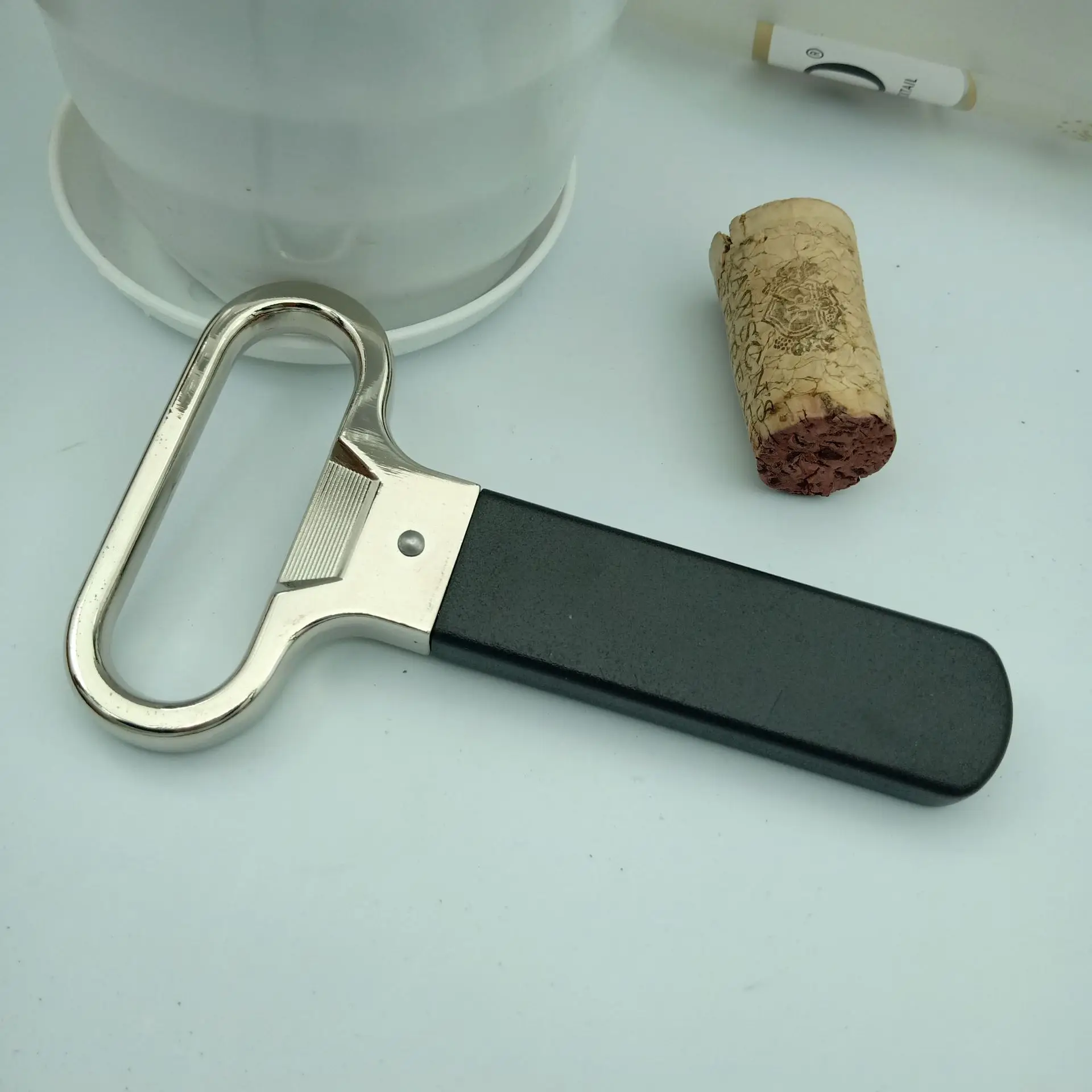 

Металлическая открывалка для вина