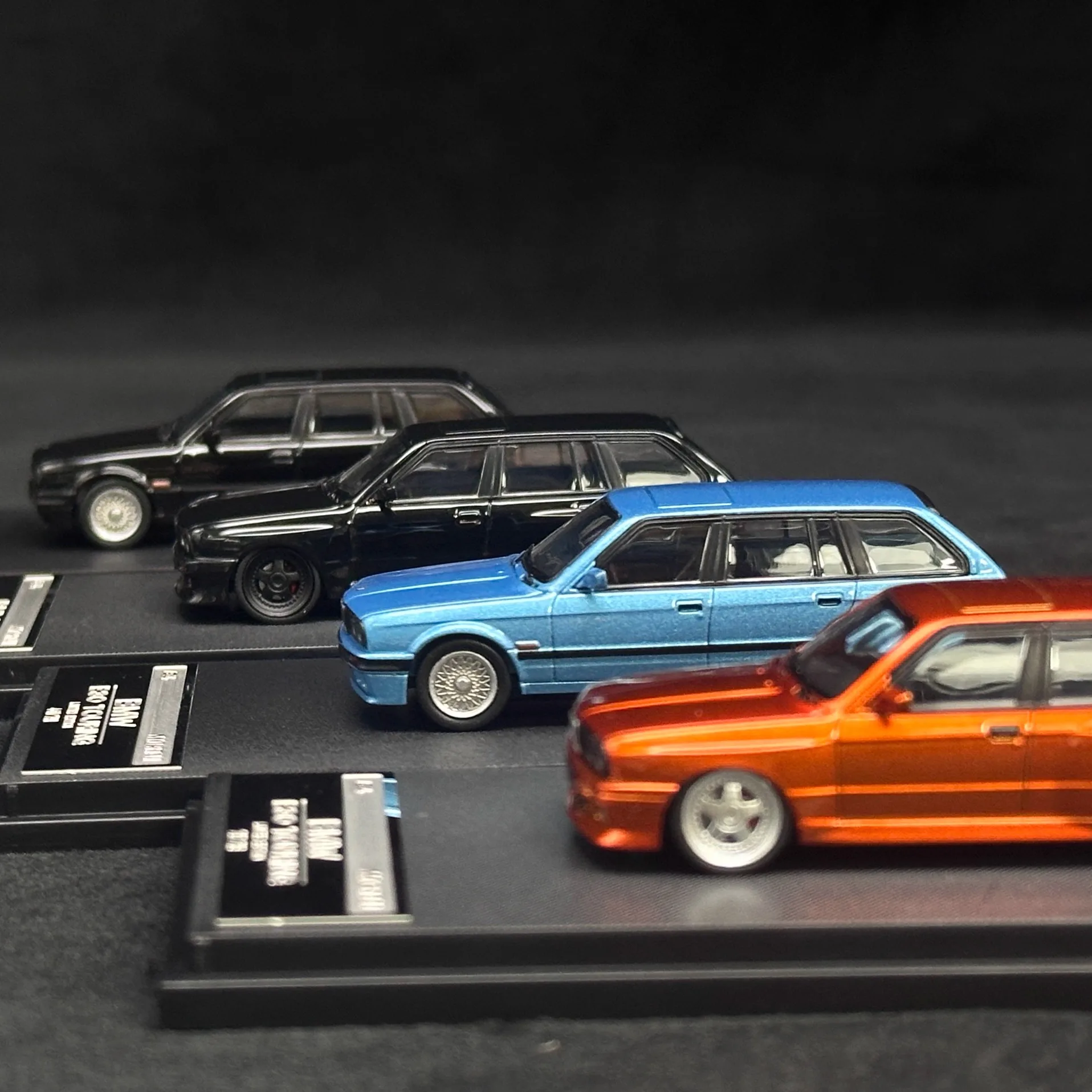 Фото Масштабная модель автомобиля BMW E30 Touring из сплава, 1:64, с открывающимися элементами №4
