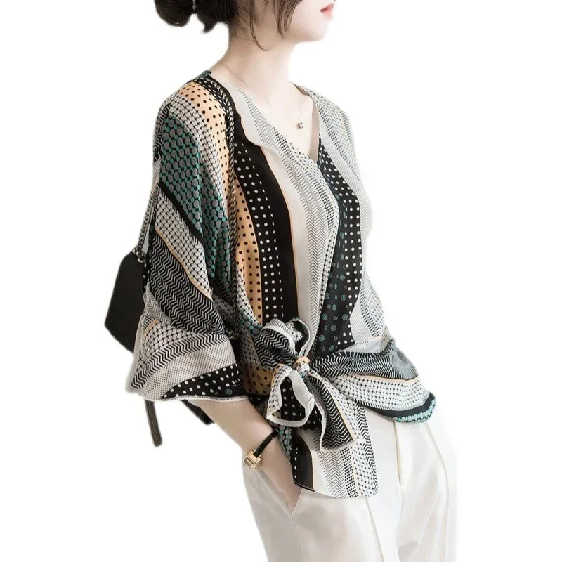 Винтажная шелковая рубашка с нерегулярным цветным воротником и деревянными