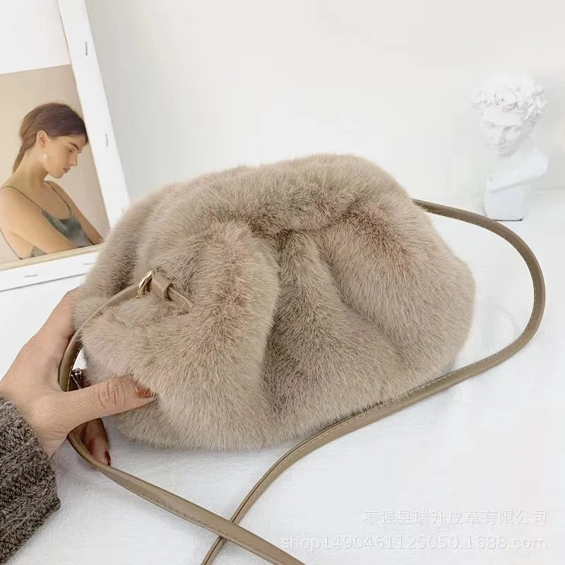 Купи Winter Fashion Soft Warm Faux Fur Handbag Women's Elegant Luxury Designer Clutch Purse Ladies Plush Hobo Bag Female Shoulder Bag за 1,379 рублей в магазине AliExpress