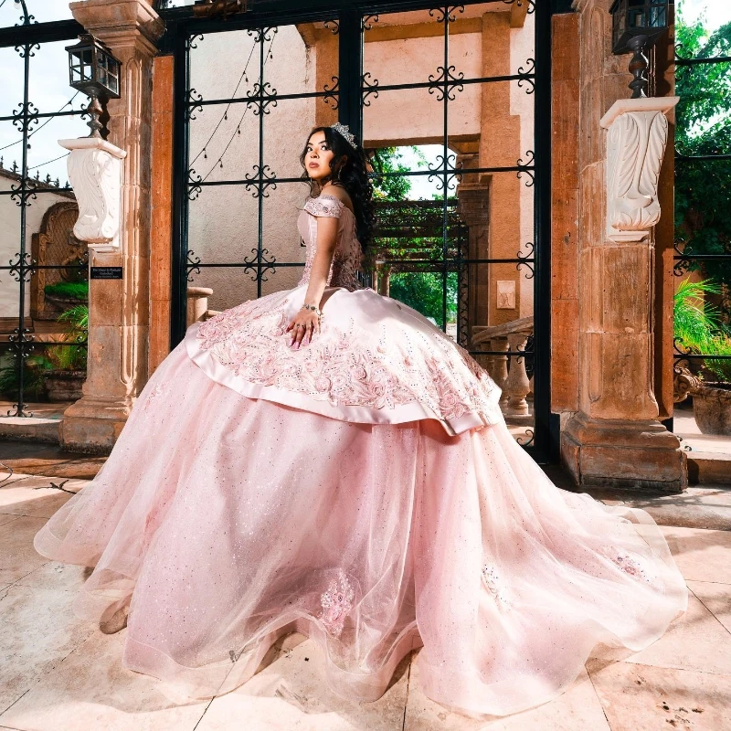 

Pink Glittering Luxury Crystal Quinceanera Dresses Off Shoulder Applique Beads Birthday Party Ball Gown Vestidos de 15 años