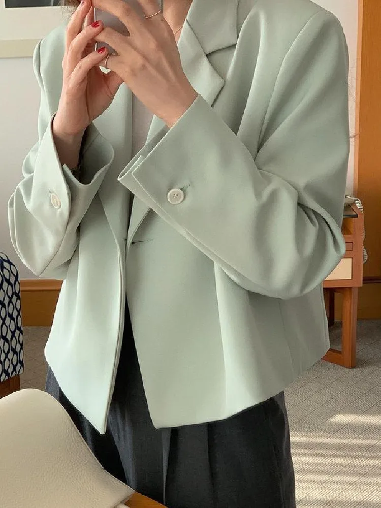 Куртка женская короткая однотонная с длинным рукавом и отложным воротником |