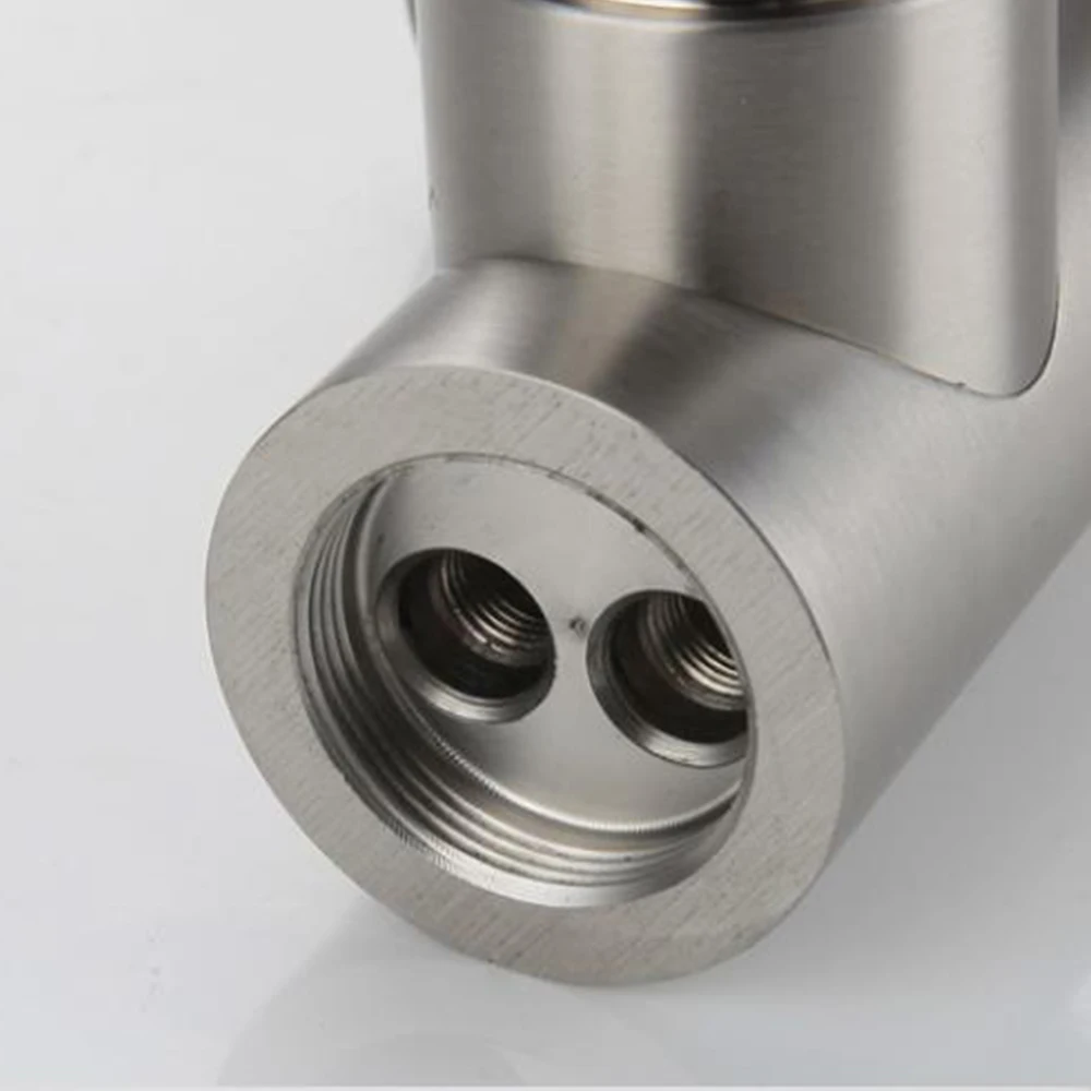 Кухонная мойка из нержавеющей стали 304 с горячей и холодной водой, смеситель на основном плите с эффектом проволочной отделки.