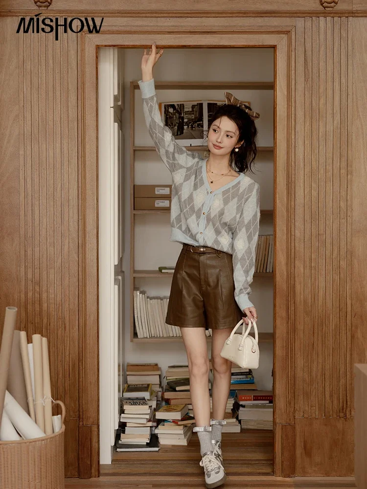 Женский трикотажный свитер в клетку с V-образным вырезом