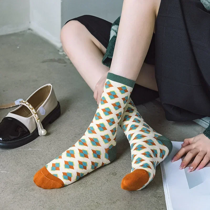 Носки женские хлопковые средней длины миди-трубы в стиле ретро с цветами клетку