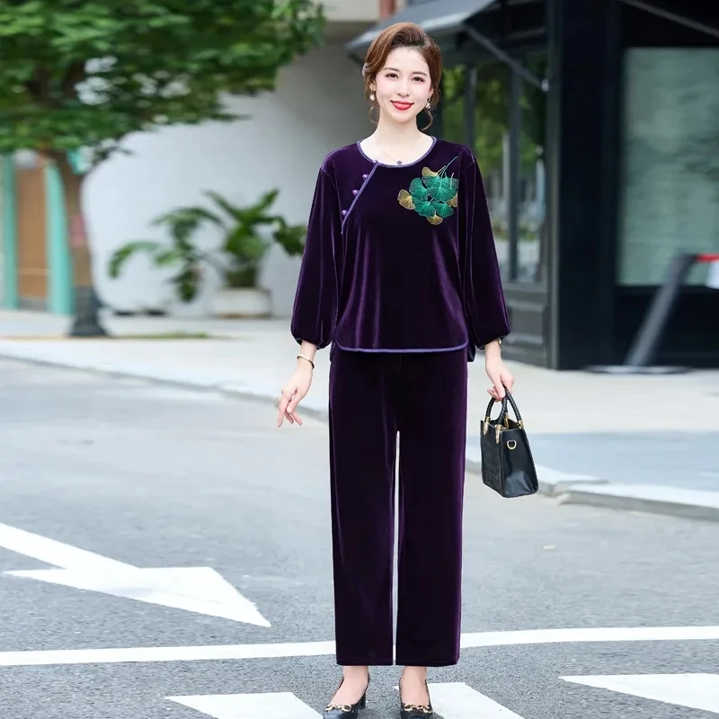 Женский бархатный костюм