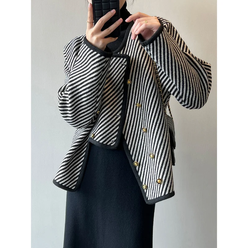 Рисунок 3 - Женская осенне-зимняя трикотажная куртка в полоску