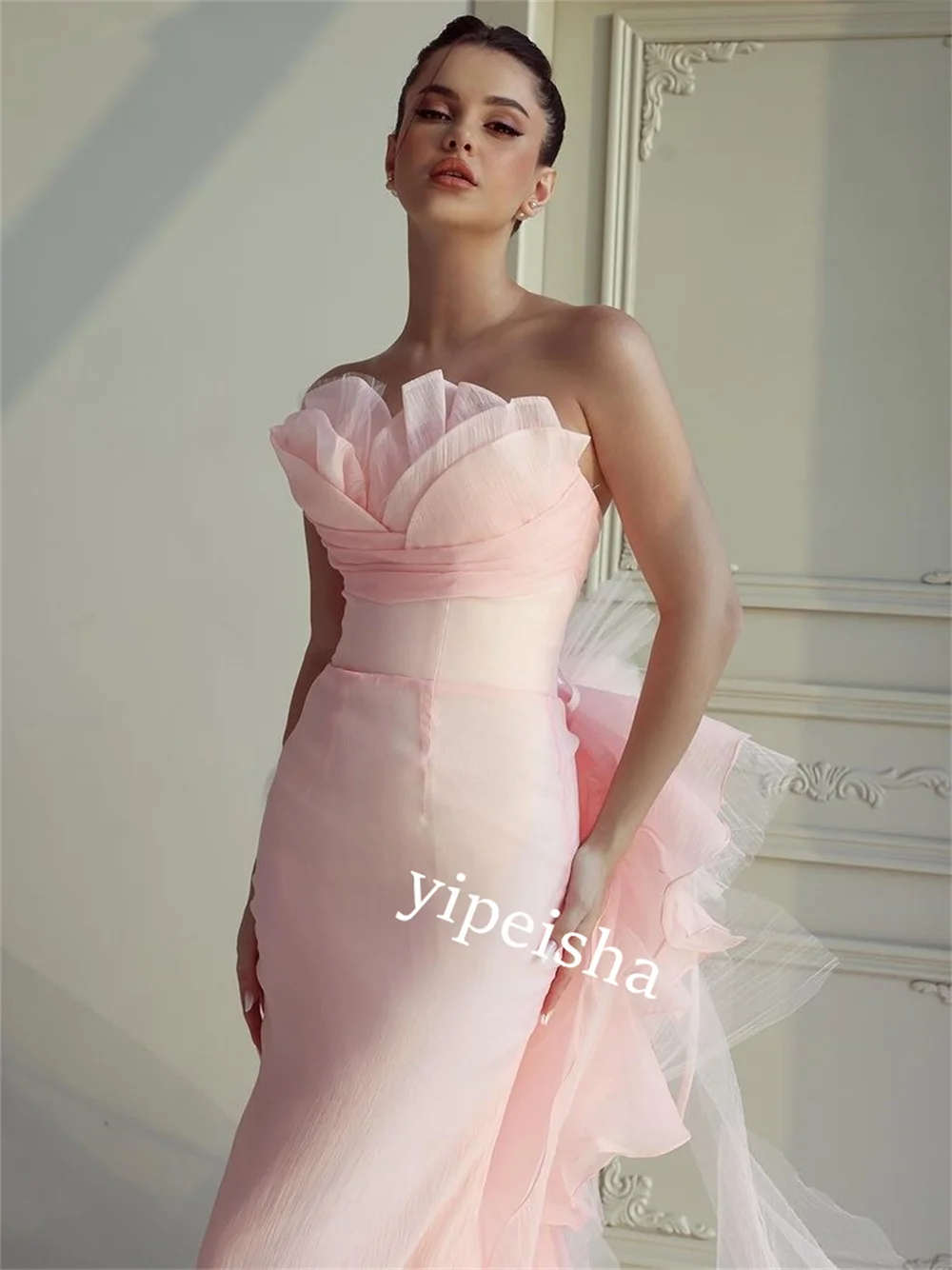 Вечернее шифоновое облегающее платье без бретелек с рюшами для помолвки длинное