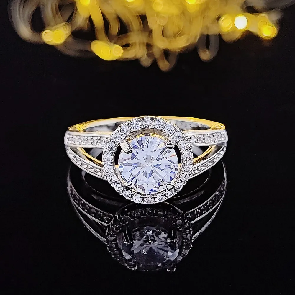 

Store owner recommends light luxury circular fashionable high-end engagement jewelry rings with sparkling diamonds