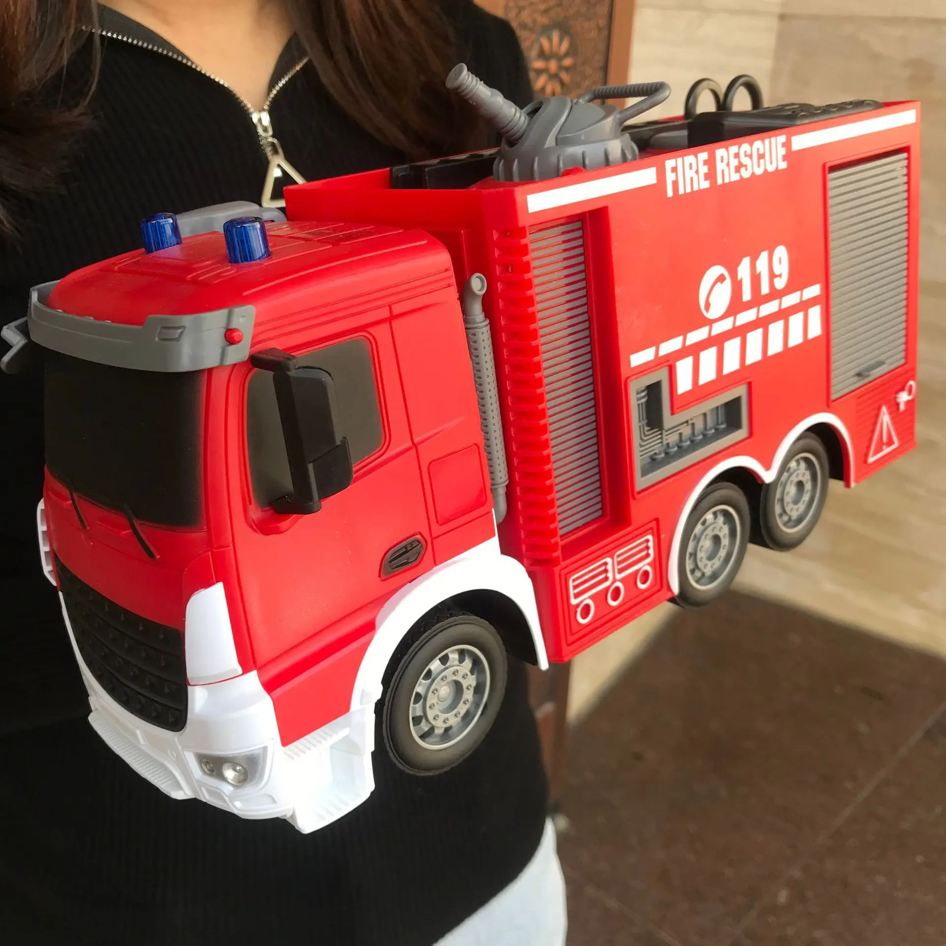 

Rc Fire Truck Remote Control Car Truck Rescue 7CH Fireman Radio Controlled Cars Water Jet Ladder Fire Engine Toys for Boys Gift