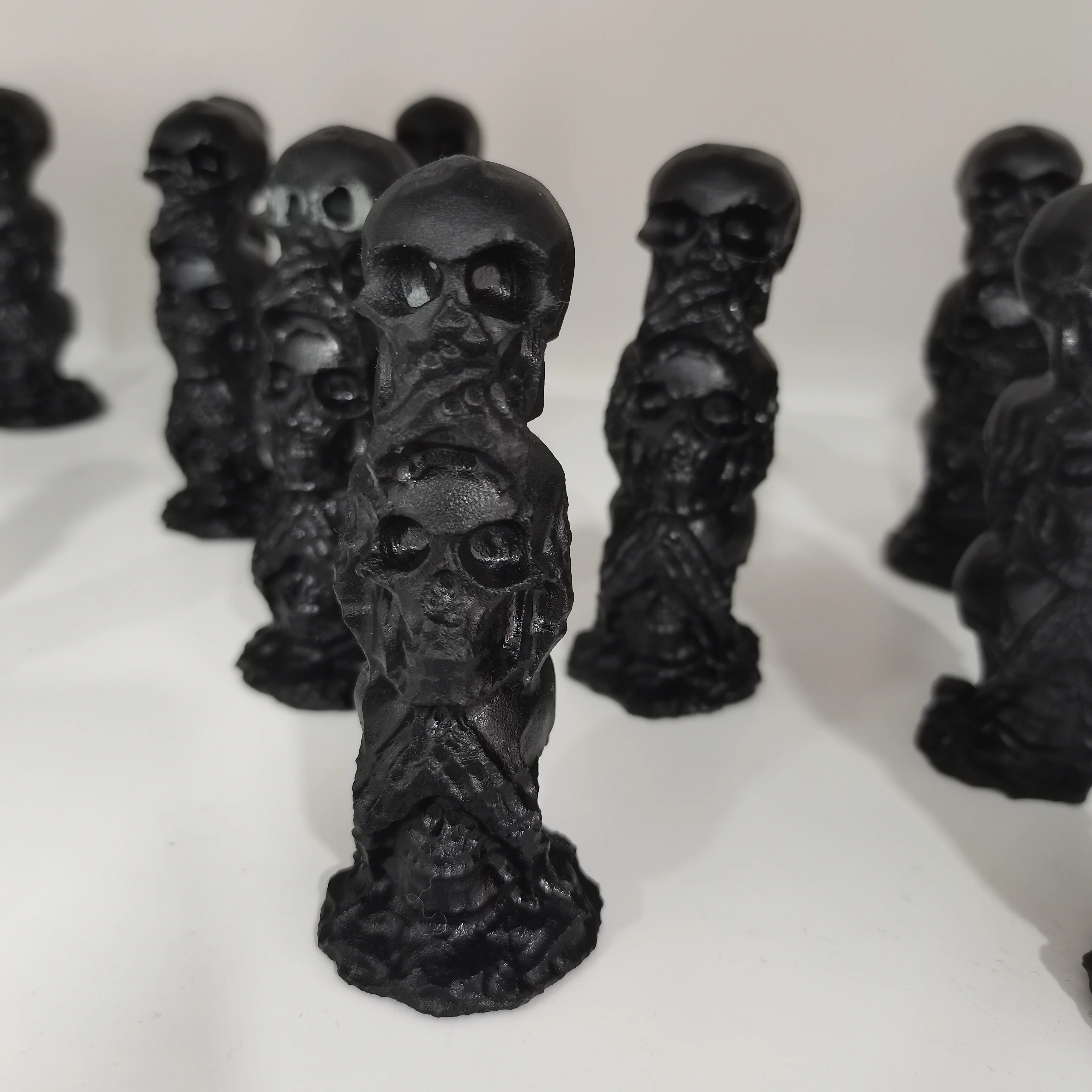 

100mm Natural Black Obsidian Crystal Stone Skull Hand Carved Figurine Energy Crafts Halloween Home Decoration As Gift 1pcs