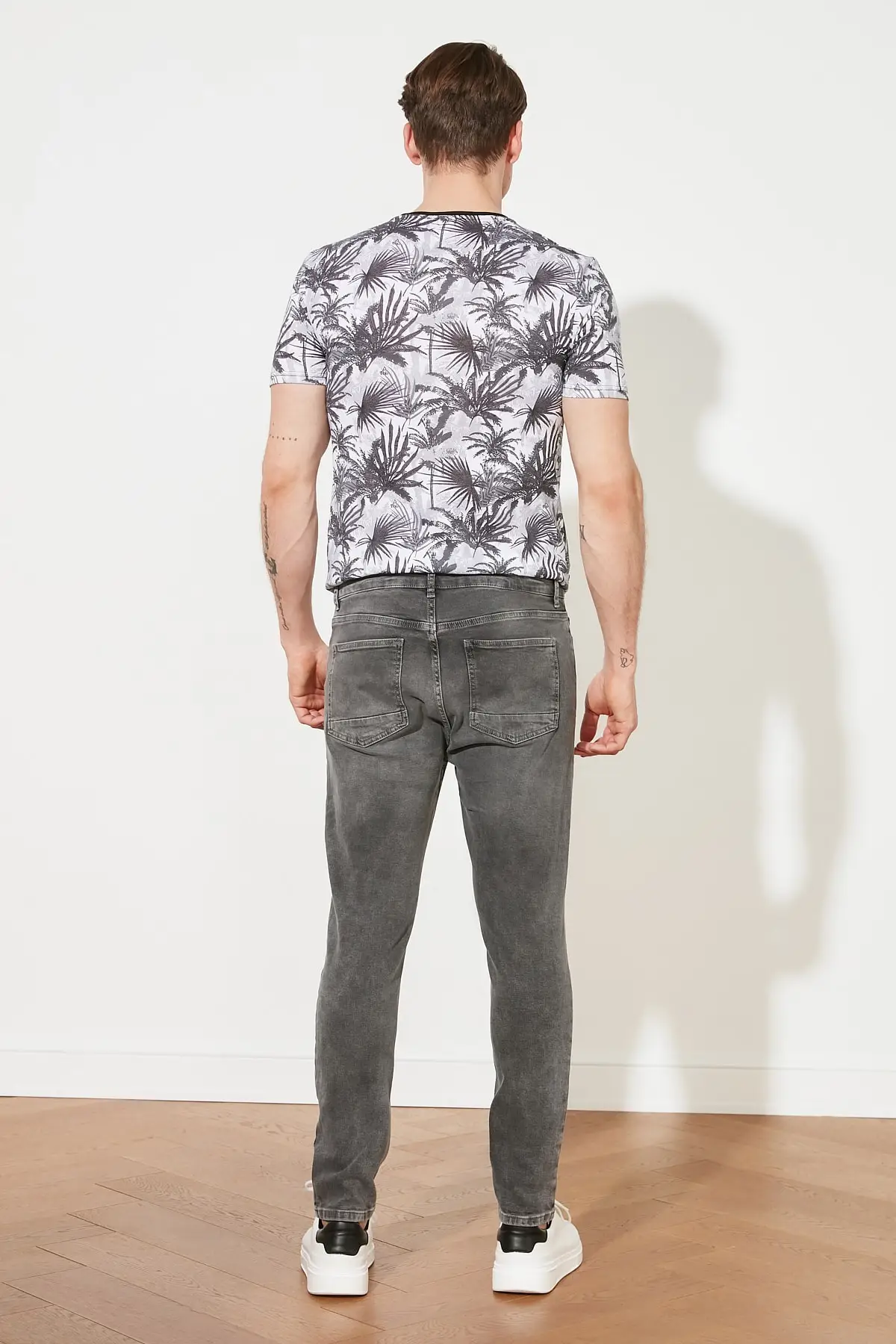 

Trendyol Ripped Men Detailed Normal Waist Carrot Fit Jeans TMNSS21JE0187