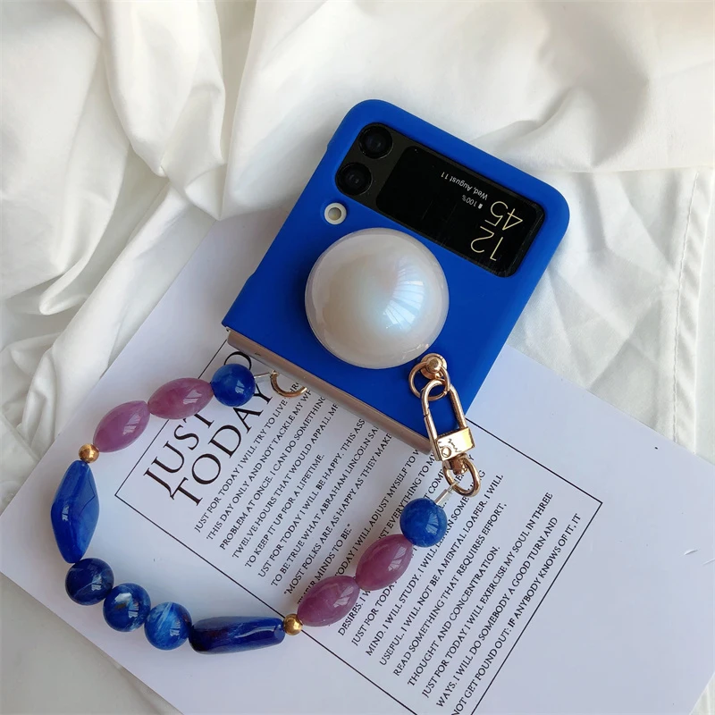 

Semicircle Pearl Bracket Klein Blue Hard PC Phone Case For Samsung Galaxy Z Flip 3 5G Fashion Jade Wrist Chain Bracelet Cover