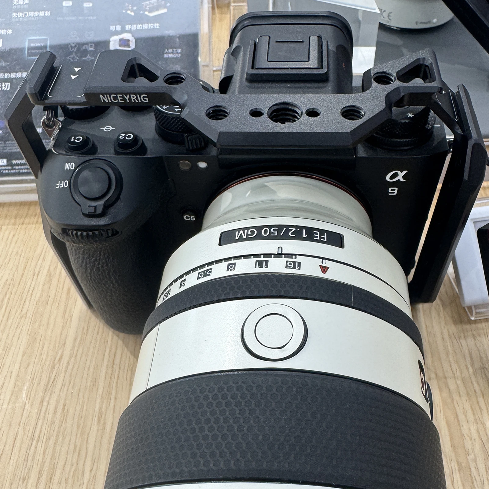 Фото Клетка для камеры NICEYRIG для Sony Alpha1 II/Alpha9 III, легкая, полноразмерная, с направляющими NATO, креплением Cold Shoe и быстросъемной нижней пластиной Arca №4