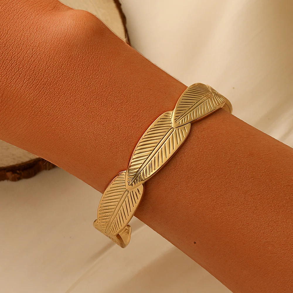 

Niche Design Fashion Simple Stainless Steel Opening Women's Feather Leaf Bracelet Gold Silver Optional Women's Jewelry One Piece