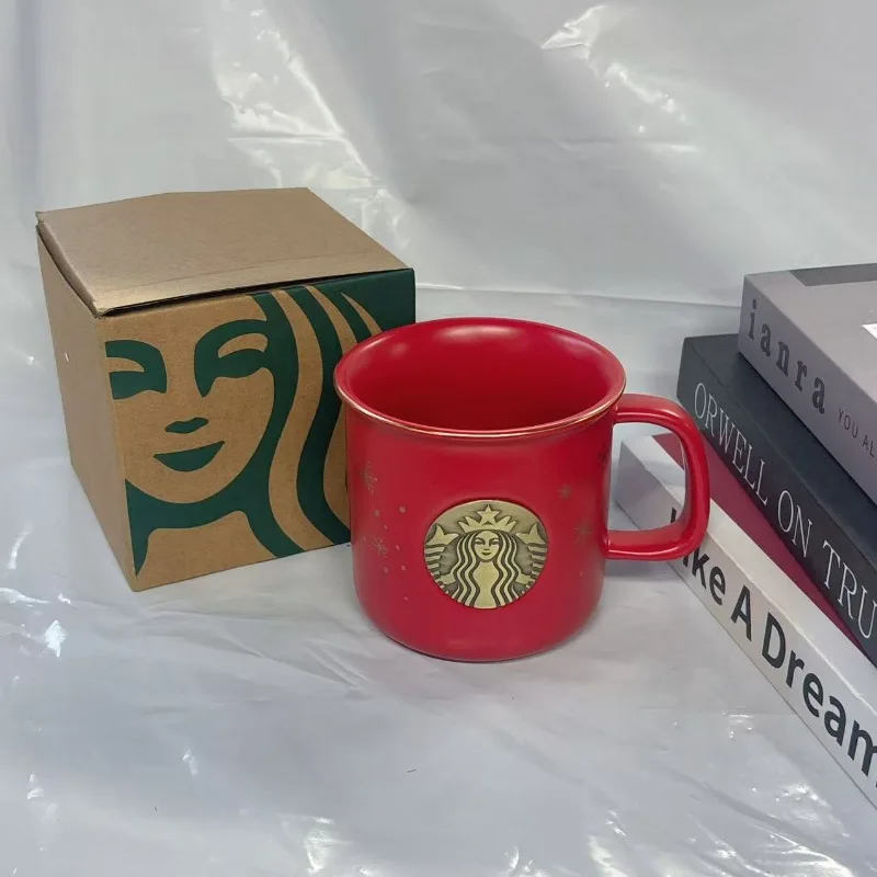 Фото Керамическая кружка Starbucks Red Snowflake 355 мл с бронзовым логотипом Siren и золотым ободком, праздничная рождественская чашка для кофе и чая, декор для дома и офиса №4