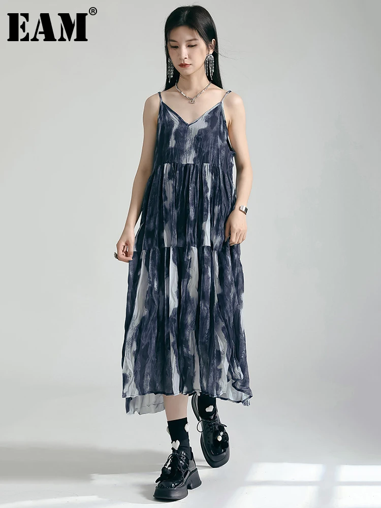

[EAM] Women Printed Pleated Long Spaghetti Strap Dress New V-Neck Sleeveless Loose Fit Fashion Tide Spring Summer 2023 1DF8736
