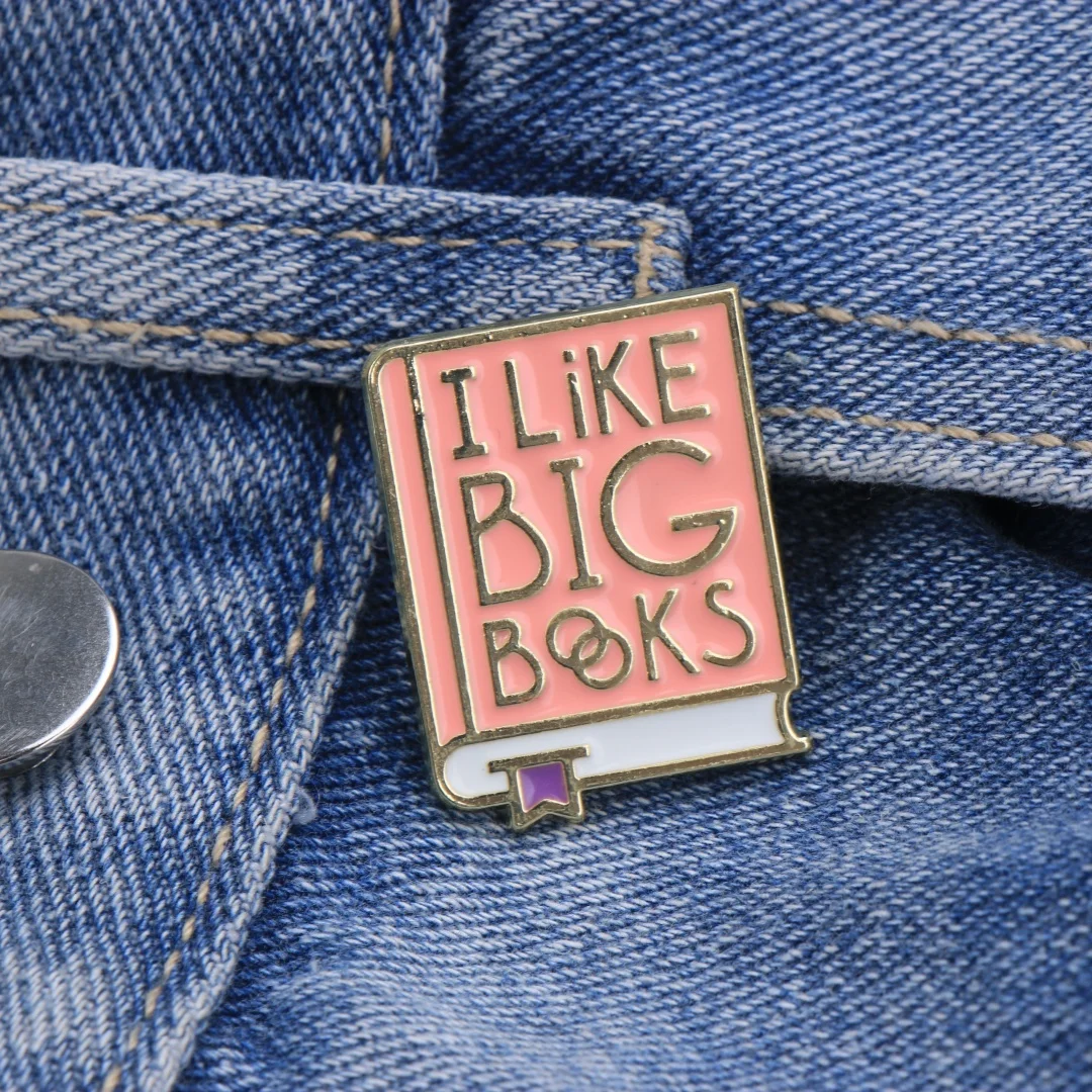 Фото Металлический значок-брошь с эмалевым покрытием и надписью «I Like Big Books», в форме розовой книги с мультяшными буквами, в стиле панк для книголюбов, для курток №2