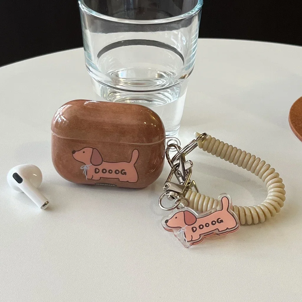 Простой коричневый чехол с подвеской в виде телефонной линии и бантом мультяшной