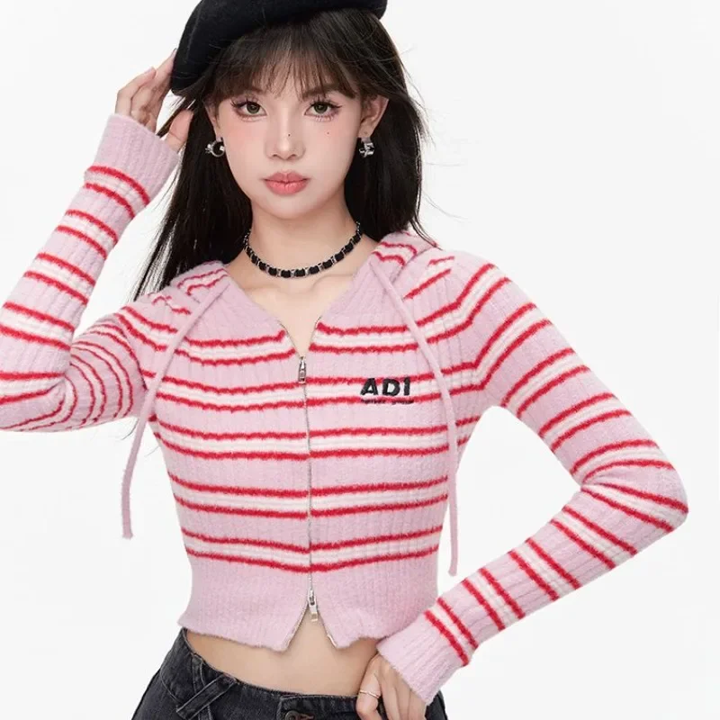 Женский трикотажный свитер с капюшоном в полоску