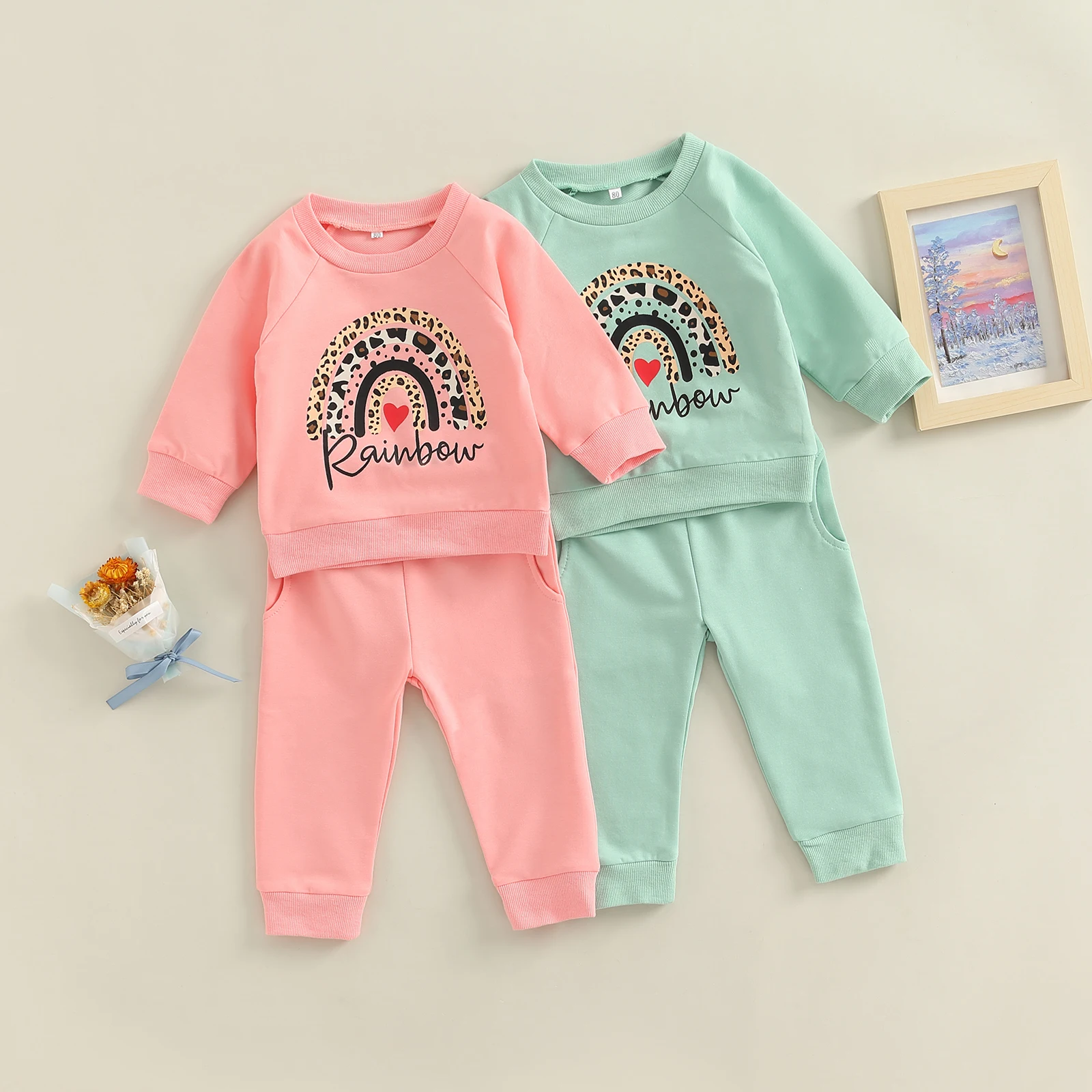 

Комплект одежды для малышей из 2 предметов, модный топ с длинными рукавами и принтом радужных букв и длинные брюки с карманами, наряд