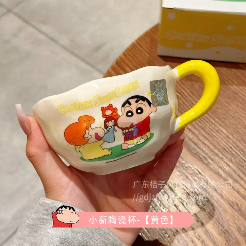 Фото Керамическая кружка Kawaii Crayon Shin Chan, милая мультяшная чашка для завтрака, домашняя/офисная кружка для воды, портативная кружка для кофе, для ежедневного использования №5