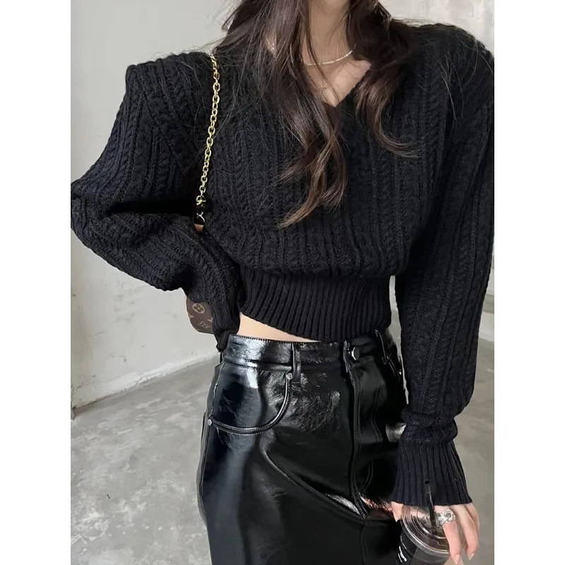 Рисунок 5 - Женский короткий свитер с V-образным вырезом