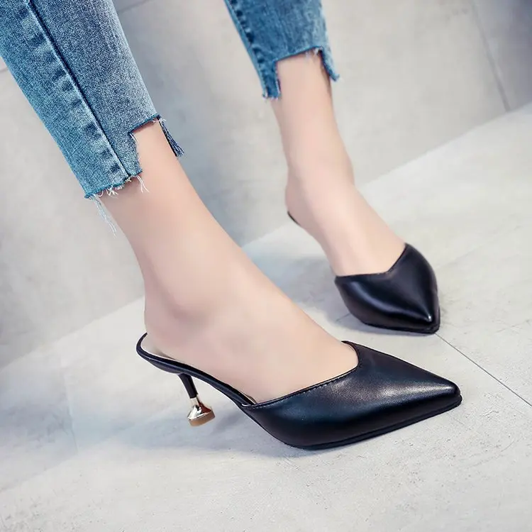 туфли на каблуке с закрытым носом. шлепки на каблуке с закрытым носом. ботинки на каблуке. бежевые туфли. босоножки с острым носом.