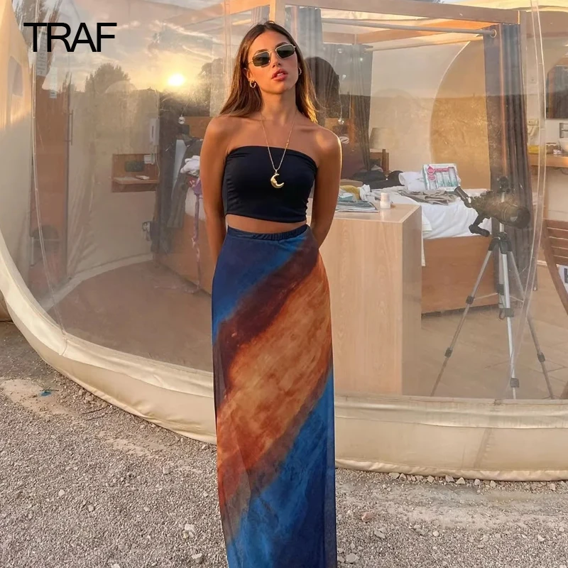 

Атласная длинная юбка с разрезом, высокой талией и принтом