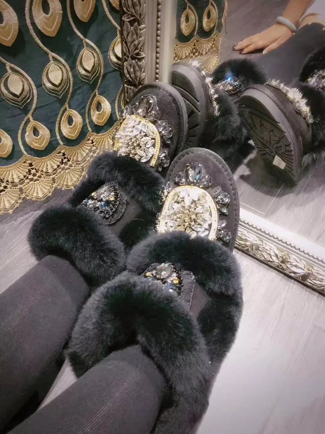 Зимние ботинки с вышивкой круглым носком