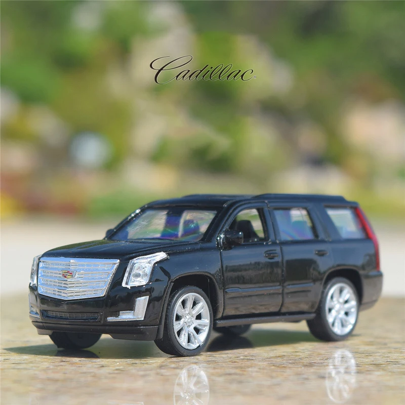 

Модель автомобиля Cadillac Escalade 2017 SUV из сплава в масштабе 1:36