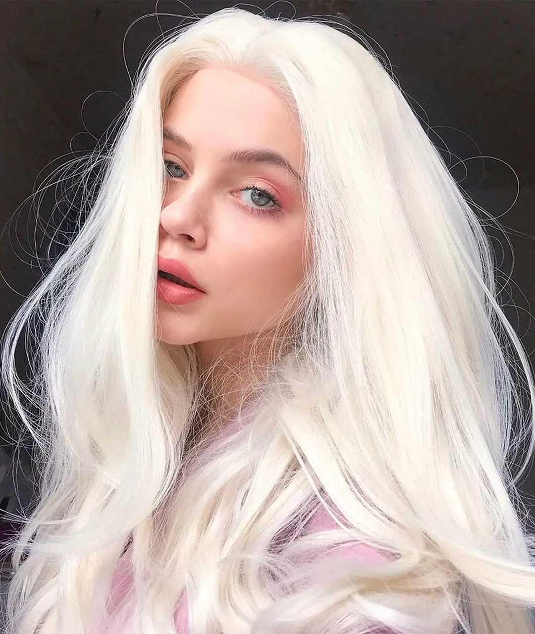 Платиновая блондинка. Девушка с белыми волосами. Какие белые волосы. Какие белые волосы. Курсед с белыми волосами.